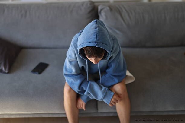 LE SYNDROME DE COTARD : UN VOYAGE DANS L'ESPRIT HUMAIN 3 Teenager Boy Under Stress