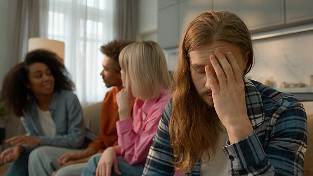 COMMENT L’ANXIÉTÉ SOCIALE DÉTRUIT DES CARRIÈRES ET DES VIES EN SILENCE ABSOLU 🔥