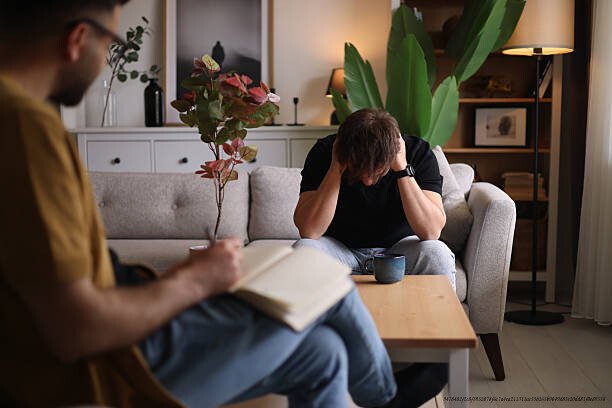 LES TROUBLES DISSOCIATIFS : QUAND LE CERVEAU SE DÉCONNECTE DE LA RÉALITÉ POUR SURVIVRE 4 Doctor talks with patient and takes notes