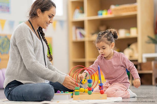 ÉCOLE MONTESSORI VS ÉCOLE TRADITIONNELLE : QUEL MODÈLE ÉDUCATIF FAVORISE UN ÉPANOUISSEMENT ADULTE 4 Développement des compétences de vie