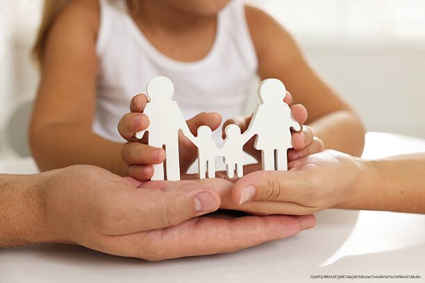 LA RÉSILIENCE DES ENFANTS FACE À LA VIOLENCE : UN PARADOXE RÉVÉLATEUR 4 Parents and child with figures of family at white table, closeup