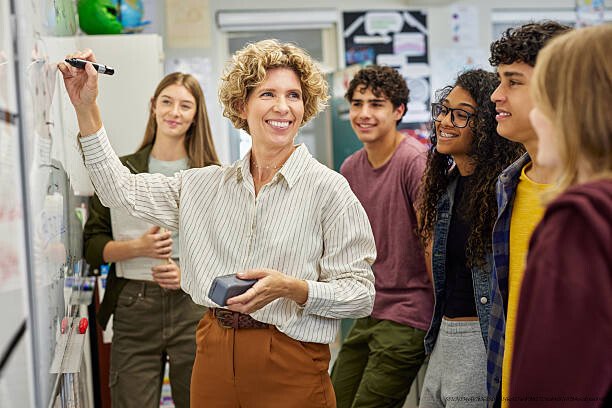 L'IMPORTANCE D'ENSEIGNER CE QU'ON VIENT D'APPRENDRE 3 Création de Liens Sociaux à Travers l'Enseignement