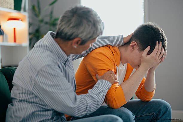 COMMENT COMPRENDRE LE DÉCROCHAGE SCOLAIRE CHEZ LES ADOLESCENTS 6 Mother comforting her worried son about school bullying