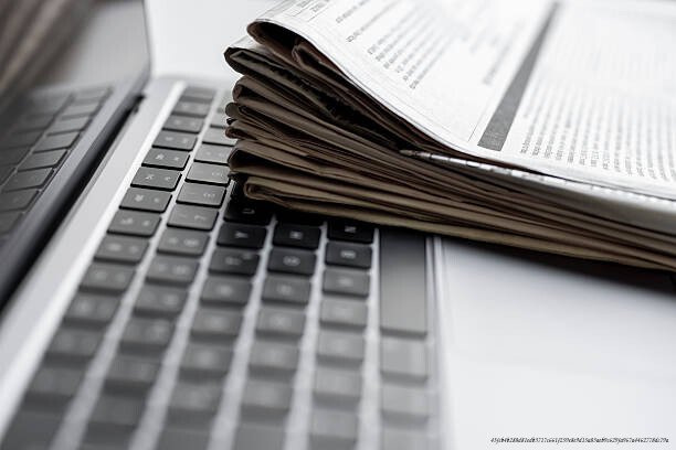 LES INÉGALITÉS DE JUGEMENT : POURQUOI LES FEMMES SONT-ELLES ÉVALUÉES DIFFÉREMMENT DES HOMMES POUR LES MÊME CRIMES 3 Stack of newspapers standing on laptop keyboard