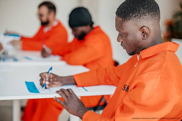 DES DÉTENUS QUI ONT TRANSFORMÉ LEUR CELLULE EN LIEUX D'APPRENTISSAGE ET DE CRÉATION 3 istockphoto 2233682628 612×612