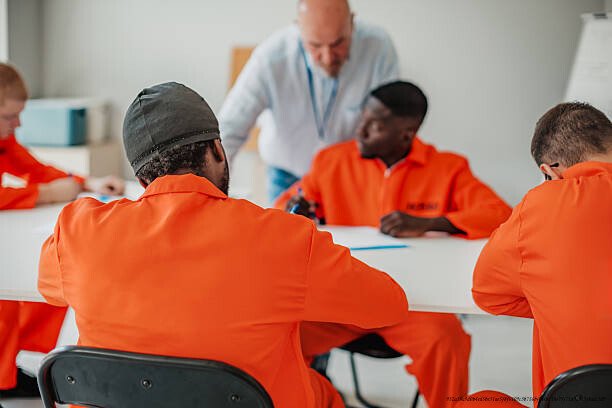 DES DÉTENUS QUI ONT TRANSFORMÉ LEUR CELLULE EN LIEUX D’APPRENTISSAGE ET DE CRÉATION 🔥