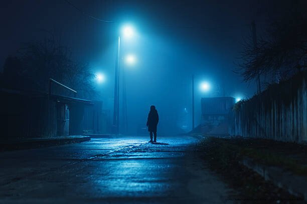 LA SCIENCE ET LES FANTÔMES : UNE EXPLORATION RATIONNELLE DES PHÉNOMÈNES PARANORMAUX 6 Silhouette of man on night street in fog