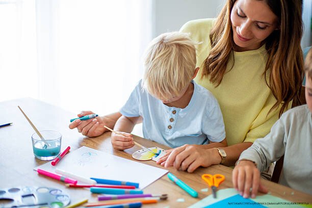 L'ÉCOLE À LA MAISON : AVANTAGES ET RISQUES POUR LA SOCIALISATION DES ENFANTS 6 Mother and children enjoying creative arts and crafts activity together