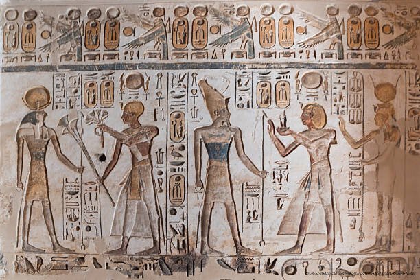 EXPLORATION DES RÉCITS DES ANCIENNES CIVILISATIONS AFRICAINES SUR DES VISITEURS CÉLESTES 8 Historical stone carving of religious offerings in an Egyptian temple.