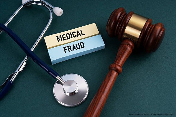LES ARNAQUES À L'ASSURANCE : UN FLÉAU ÉCONOMIQUE 4 Medical fraud text with stethoscope and gavel on green background