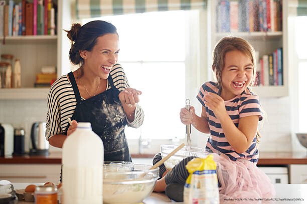 RECONSTRUCTION D'UN ENFANT TRAUMATISÉ SANS THÉRAPEUTE : STRATÉGIES ACCESSIBLES 4 Shot of a little girl having fun baking with her mother in the kitchen