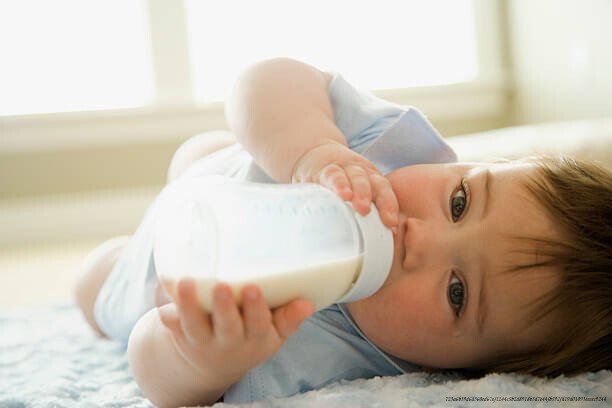 LE DÉVELOPPEMENT CÉRÉBRALE DES ENFANTS : LES 1000 PREMIERS JOURS 3 Baby boy drinking milk from milk bottle