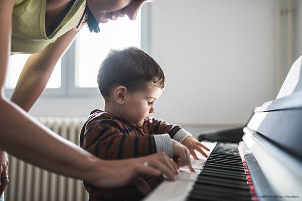 L'IMPACT DE LA MUSIQUE SUR LE DÉVELOPPEMENT INTELLECTUEL DES ENFANTS DÈS LA NAISSANCE 6 Études de cas et recherches