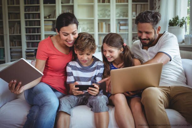 GÉRER LA TECHNOLOGIE EN FAMILLE : ÉTABLIR DES RÈGLES NUMÉRIQUE EN FAMILLE 4 Établir des règles claires et réalisables