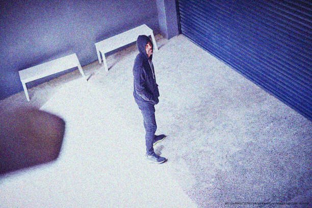 NAÎT-ON CRIMINEL OU LE DEVIENT-ON : LA RÉPONSE DÉFINITIVE DE LA SCIENCE 3 High angle shot of a sketchy looking man standing outside a building
