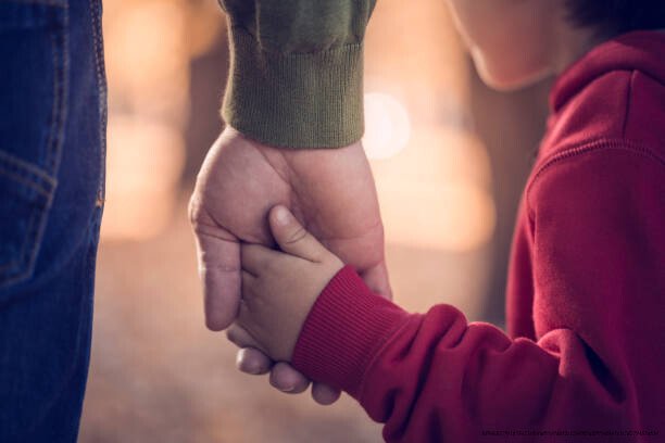 PROTÉGER L'ENFANCE : UN INVESTISSEMENT ESSENTIELLE POUR L'AVENIR DE LA SOCIÉTÉ 6 Father and son holding hands in public park