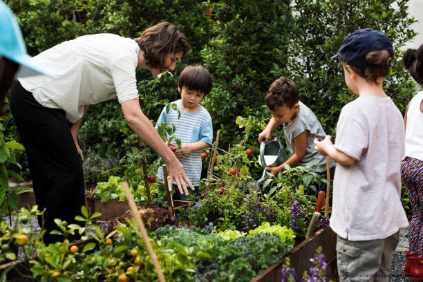 LES BIENFAITS DE LA MÉTHODE WALDORF POUR LE DÉVELOPPEMENT DES ENFANTS 4 Teacher and kids school learning ecology gardening