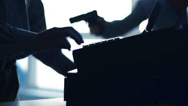 LA PSYCHOLOGIE DES CRIMINELS : COMMENT SE JUSTIFIENT-ILS 5 Armed robbery in progress at retail store.