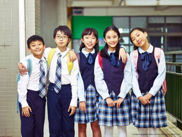L'ÉVOLUTION DE SINGAPOUR : D'UN PAYS PAUVRE À LA RÉFÉRENCE MONDIALE EN ÉDUCATION EN 5 DÉCENNIES 6 portrait of a group of asian elementary school children wearing uniform.