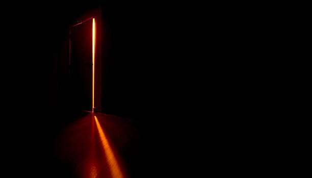 MAISONS HANTÉES : MYSTÈRES INEXPLIQUÉS QUI DÉFIENT LA RAISON 4 Door opening in the dark