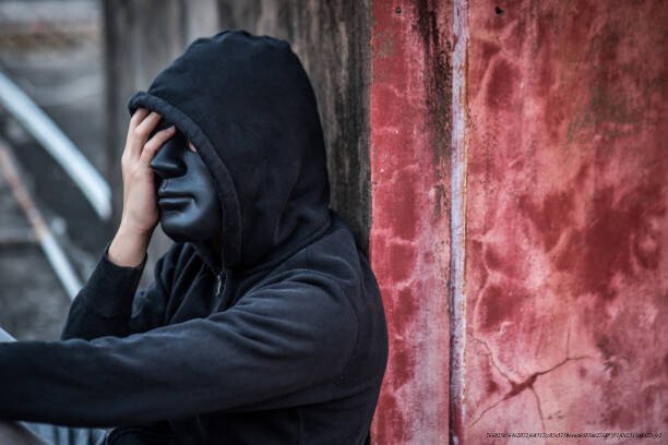 LA DÉPRESSION MASQUÉE : QUAND ON CONTINUE À FONCTIONNER NORMALEMENT MAIS QU’ON SOUFFRE ÉNORMÉMENT 🔥