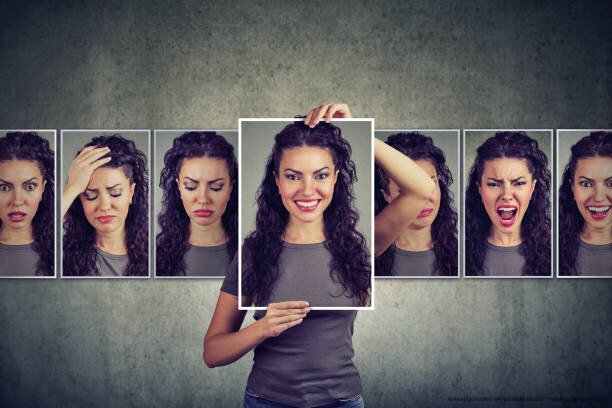LES TROUBLES DISSOCIATIFS : QUAND LE CERVEAU SE DÉCONNECTE DE LA RÉALITÉ POUR SURVIVRE 3 Masked young woman expressing different emotions