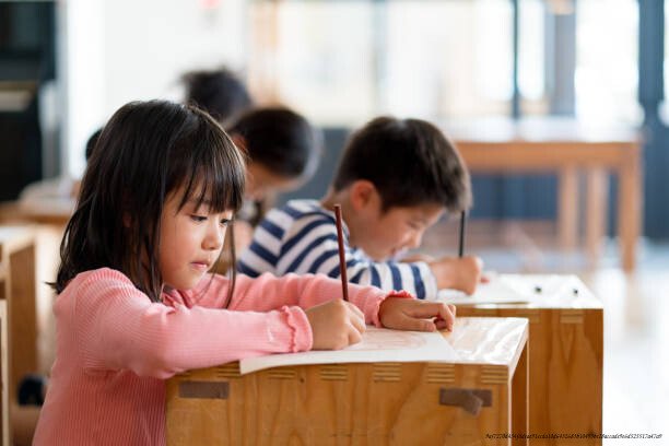 LES VALEURS DE RESPECT ET DE DISCIPLINE AU JAPON 5 Young group of students in an arts and crafts class. Okayama, Japan