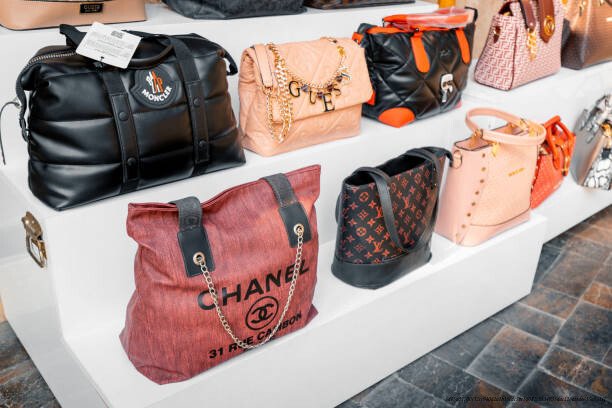 L'IMPACT ÉCONOMIQUE DES CONTREFAÇONS DE LUXE ET LEURS LIENS AVEC LE CRIME ORGANISÉ 2 contrefaçon de luxe