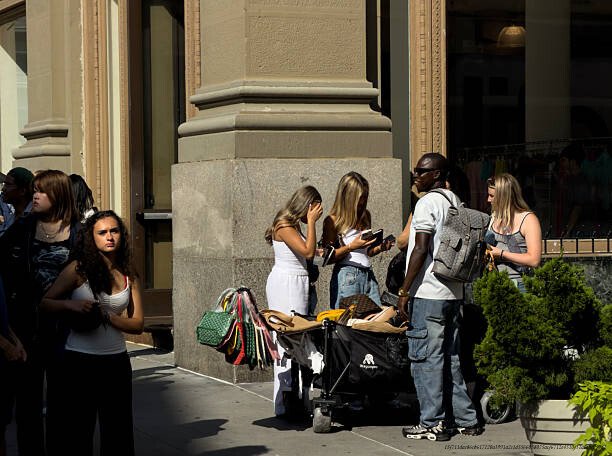 L'IMPACT ÉCONOMIQUE DES CONTREFAÇONS DE LUXE ET LEURS LIENS AVEC LE CRIME ORGANISÉ 4 Les impacts sociaux et culturels